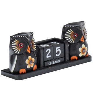 Calendar between two owls